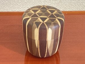 【 茶道具 伝統の箱根 寄木細工 棗 】 なつめ 直径約6.8cm 高さ約7.5cm 天然木 寄木棗 精巧な幾何模様 駒A 藤790