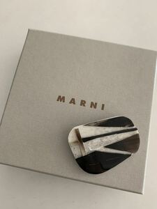 マルニ　ホーン　ブローチ　黒　白　モノトーン　MARNI アクセサリー　アースカラー