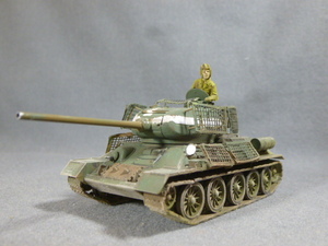 T-34/85シールド付き　1/72完成品　レベル　241210