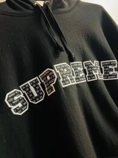 SUPREME ブラック パーカー フロントロゴ付き