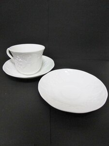 【送料込】 Wedgwood ウェッジウッド 食器 ホワイト 白 ストロベリー&バイン ストロベリー カップ1×＆ソーサー×2 ボーンチャイナ/957594