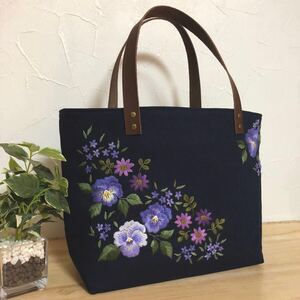 ハンドメイド☆手刺繍　フリルビオラ 花刺繍　コットンリネン　ネイビー