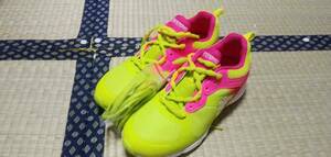 《新品》 kappa スニーカー 黄色×ピンク 替え靴紐付き 22.5cm