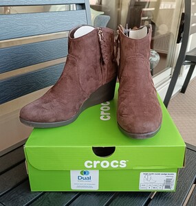 美品　CROCS クロックス　ショートブーツ　ブラウン茶　W23.5-24/US8　通勤　大人女子 スエード調