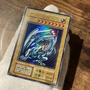 青眼の白龍 遊戯王 初期 ブルーアイズホワイトドラゴン ブルーアイズ ホワイト ドラゴン 遊戯王カード 