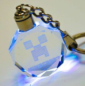 キーホルダー マインクラフト 光る クリスタル 顔　LED　グッズ　キーリング　おもちゃ