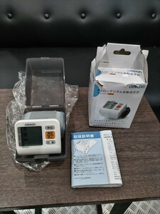 オムロン OMRON 手首式血圧計 自動血圧計 デジタル自動血圧計　HEM-6200