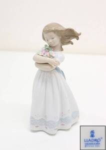 美品 LLADRO/リヤドロ 陶器人形 さわやかな風 8248 フィギュリン 高さ約17cm 人形/置物 オブジェ 西洋陶器/陶磁器 インテリア ZJ1517