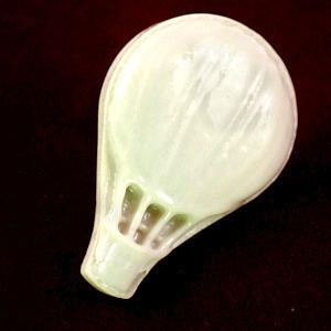 ピンバッジ・陶磁器製の白い気球◆フランス限定ピンズ◆レアなヴィンテージものピンバッチ