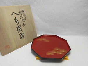 504304 【 美品 茶道具 木製 能登輪島塗 唐松沈金蒔絵 八角盛器 底印 共箱 】 検) 茶懐石 煎茶 茶事 お点前 盆点前 干菓盆 菓子器 茶器 ⅱ