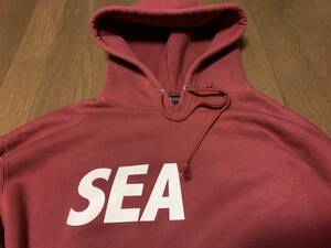 即決!!赤エンジXL 初期ロゴWIND AND SEAパーカーWDSウィンダンシーSEA(small) HOODIEプルオーバーPULLOVER SWEATスウェット オーバーサイズ