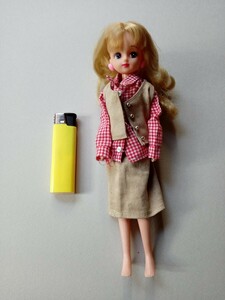 リカちゃん人形２　 着せ替え人形 TAKARAタカラトミー　洋服イヤリングアクセサリー付き　検索バービー人形 BARBIE DOLL