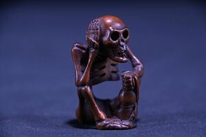 【骨董品】骸骨 野晒 髑髏 根付 Netsuke 精密 彫刻 超絶技巧 彫塑 提げもの 提物 形彫 木彫 古美術 時代物