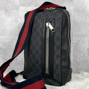 美品 GUCCI グッチ ショルダーバッグ クロスボディ サコッシュ PVC レザー GG スプリーム 斜め掛け 肩掛け ロゴ型押し プレート メンズ 