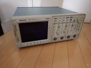 Tektronix テクトロニクス TDS754D オシロスコープ　Digital Phosphor Oscilloscope　中古