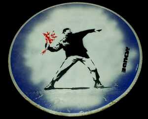 Banksy(バンクシー)のロードサイン『Flower Thrower』道路標識。2010年頃イギリスで発見されたロードサインです■Nuneaton Signsステッカー