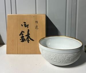 新品 未使用 Noritake ノリタケ 特選 大鉢 盛鉢 ボウル 白磁 孔雀 金彩 浮彫 木箱付き