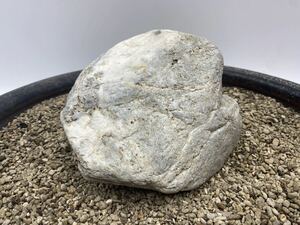 【J080】2.4kg　糸魚川産　翡翠含有　原石　無加工　自然石　ヒスイ　水石　観賞石　天然石　パワーストーン