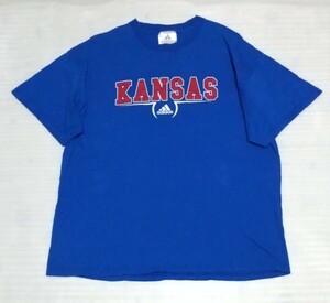 ☆adidas.com サイズXL 半袖Tシャツ 洗濯済スポーツ文字KANSASラバー プリント赤レッド青色ブルー白ウェア フアッション ティー アディダス