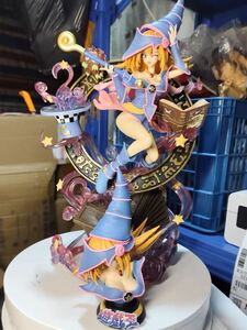 値段交渉可能　ブラック・マジシャン・ガール PVC製　39cm フィギュア