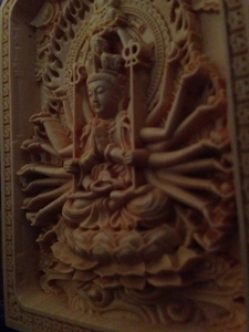 卍超細密 木彫り仏像 ◆千手観音◆ 　開閉式 小サイズ仏壇 仏箱