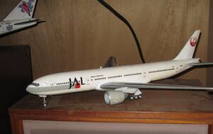 航空機模型B777の1／100です