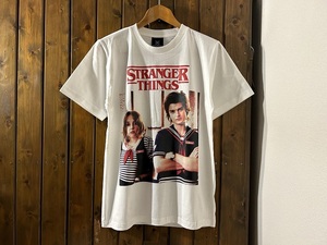 新品★ストレンジャー・シングス 未知の世界　プリント Tシャツ★ミリー・ボビー・ブラウン/ジョー・キーリー/SFホラードラマテレビ