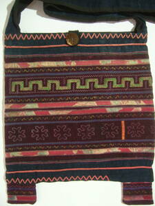 黒モン族ショルダーバッグ　細密刺繍　36×35cm　紐110cm　麻布　藍染　斜め掛けバッグ　クロスバッグ