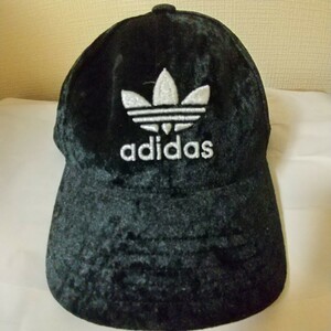 adidasベルベットキャップ