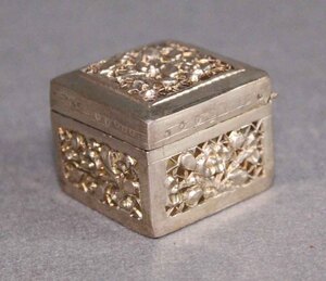 金属工芸★小物入れ　銀色　箱★草花透かし文　非鉄金属製　silver　ピルケース　 菓子器　ボンボニエール　草花図