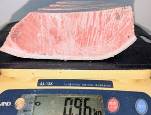 【即決】業務用養殖本鮪（マルタ産）腹下/中トロブロック 960g★１ブロック入り（４枚にカット済み ）