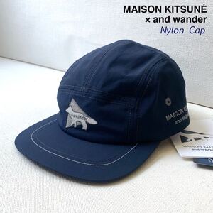 新品 and wander × Maison Kitsune アンドワンダー メゾンキツネ コラボ ロゴ キャップ 3186909 メンズ ユニセックス ネイビー 送料無料