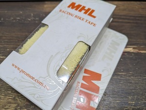 処分 MHL タオル地バーテープ 1台分 触りここち最高 振動吸収 エンドテープ、プラグ付属 薄い黄色 80504 レターパック可