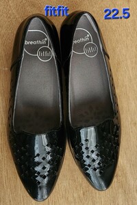 大変美品　fitfit (breathin) コンフォートパンプス　エナメル　黒　ブラック