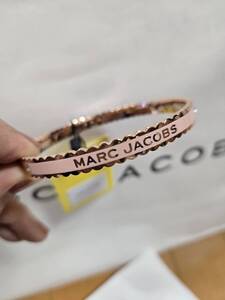 MARC JACOBS ザ スカロップ メダリオン バングル アウトレット