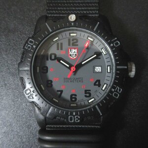 美品 LUMINOX ルミノックス クォーツ 3針式+デイト メンズウォッチ 腕時計 SERIES 8800 グレー文字盤×ブラックベルト
