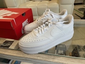 ■未使用！　ナイキ　NIKE　ウイメンズ　コート　ヴィジョン　アルタ　LTR　サイズ10　UK7.5　27ｃｍ