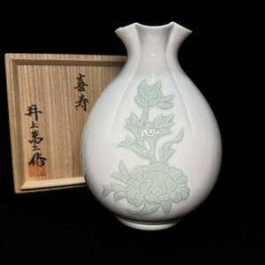 人間国宝 井上萬二 作 白磁緑釉牡丹彫文 花瓶 高24cm 富久 美品 共箱 共布 しおり 付属 花入 花生