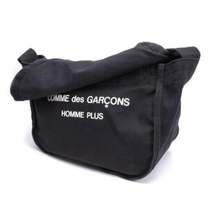 コムデギャルソン オムプリュスCOMME des GARCONS HOMME PLUS ロゴプリントフラップショルダーバッグ 黒