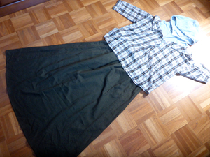 GUのフレアスカートとチェック柄のパーカー