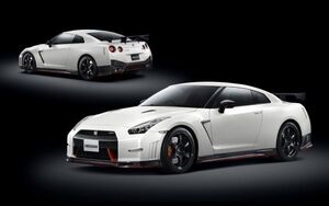 日産 GT-R NISMO R35 Bホワイトパール 2015年 F&Rサイドビュー NISSAN 壁紙ポスター 特大ワイド版921×576mm （はがせるシール式） 011W1