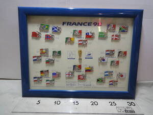 【FRANCE98 FIFA Arthus-Berltandフランス ワールドカップ ピンバッジ 28個入り額装】