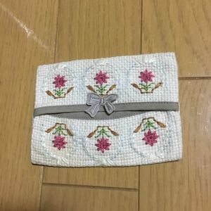 ハンドメイド 刺繍　ポケットティッシュケース 