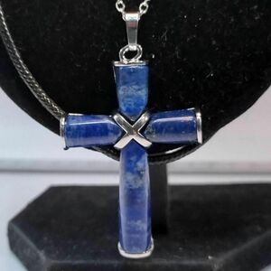 【幸運のロザリオ】深い青の美しい天然ラピスラズリの十字架、クロスネックレス　ｃ
