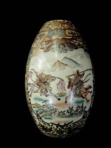 中国古美術 中国製造 手描きで描かれた日本モチーフの優しい色合いの花瓶！ 陶印有り 薩摩風 色絵金彩人物紋花瓶 飾り壺 1980年代 TTK507