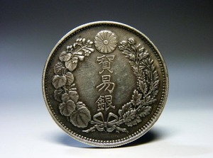 【夢たま】蒐集家のウブ品！貿易銀　銀幣　大日本 明治八年 旭日竜/直径3.8㎝　重さ25.6g　日本硬貨☆