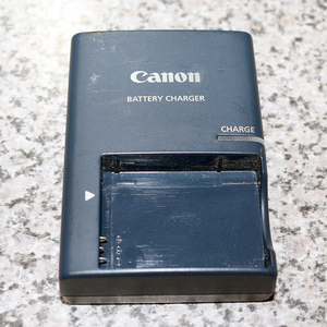 キャノン Canon 充電器 CB-2LX 傷有 動作確認済み 中古品 C00004