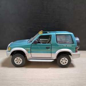 1/24 Mitsubishi Pajero（三菱 パジェロ）grunmetallic/greenmetallic（グリーンメタリック）　Schuco（シュコー）