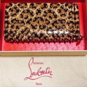 美品 クリスチャンルブタン パネトーネ豹柄スタッズラウンドジップ財布 ジッピー 10万 Christian Louboutin panettone レオパード leopard