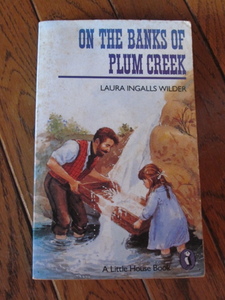 古書ビンテージ　洋書　U.K.　ON THE BANKS OF PLUM CREEK / Laura Ingalls Wilder・著　プラムクリーク